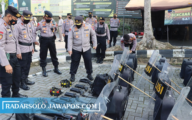 LENGKAP: Kapolres Wonogiri AKBP Dydit Dwi Susanto cek kesiapan pengamanan Paskah, Kamis (14/4). (IWAN ADI LUHUNG/RADAR SOLO)