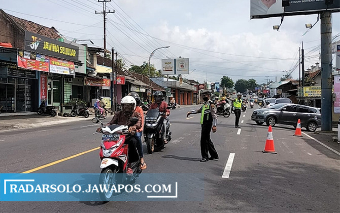 MULAI BERDATANGAN: Arus Lalu lintas di Jalan Nasional depan Pasar Tumpah Ampel pada Selasa (26/4). (RAGIL LISTIYO/RADAR SOLO)