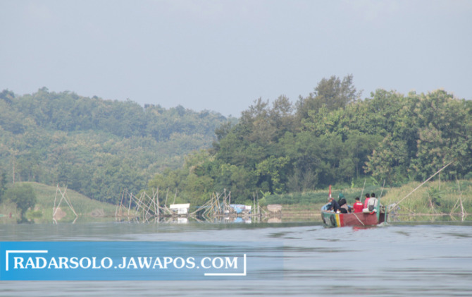 TERSIOLASI: Lokasi ujung jembatan Gunungsono Desa Gilirejo, Kecamatan Miri yang akan dibangun. Untuk keluar daerah, masyarakat harus menaiki perahu maupun memutar. (AHMAD KHAIRUDIN/RADAR SOLO)