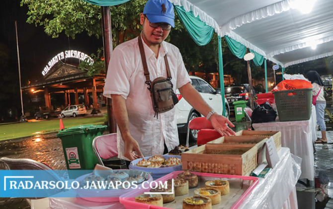 BERAGAM: Pedagang bazar takjil menempati halaman Balai Kota Surakarta, Senin (18/4). (M IHSAN/RADAR SOLO)