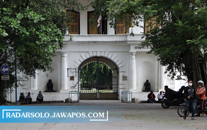 PENATAAN: Suasana depan Benteng Vastenburg belum lama ini. Pemkot bakal menertibkan puluhan PKL yang ada di kawasan bangunan cagar budaya ini. (DAMIANUS BRAM/RADAR SOLO)