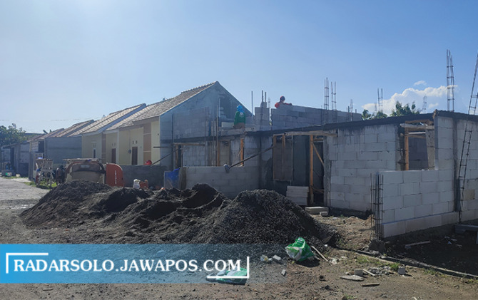 TUMBUH PESAT: Para pekerja sedang menyelesaikan pembangunan perumahan bersubsidi di Kecamatan Karangmalang, Sragen. Bisnis property di Bumi Sukowati terus berkembang. (AHMAD KHAIRUDIN/RADAR SOLO)
