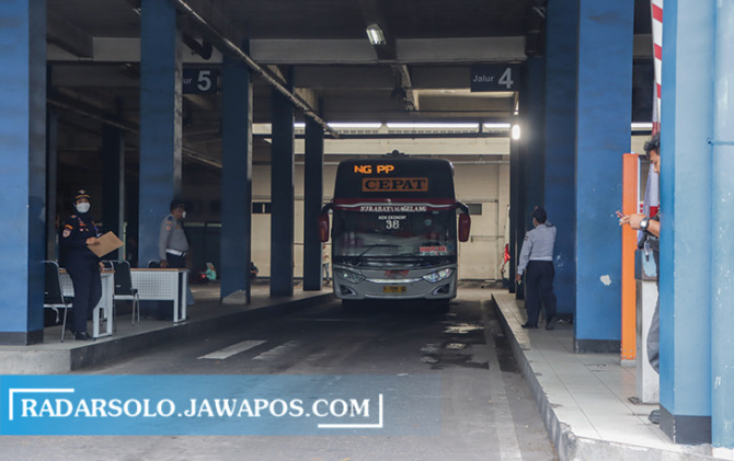 TIPE A: Pengelola Terminal Tirtonadi memastikan bus dan krunya dalam keadaan prima pada masa angkutan Lebaran. Termasuk menyediakan pos kesehatan. (M. IHSAN/RADAR SOLO)