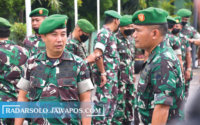 TUGAS BARU: Dandim 0278/Wonogiri Letkol Inf Deny Oktavianto (kiri) berkegiatan belum lama ini. (IWAN ADI LUHUNG/RADAR SOLO)
