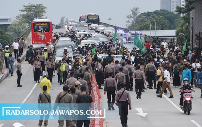 MACET: Mahasiswa dari kampus di eks Karesidenan Surakarta menggelar aksi di Flyover Purwosari kemarin (12/4). (M. IHSAN/RADAR SOLO)