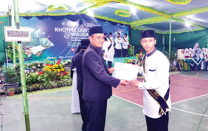 GENERASI UNGGULAN: Wisuda Tahfidz Quran di Ponpes Dimsa Sragen, Sabtu (23/4). (ISTIMEWA)