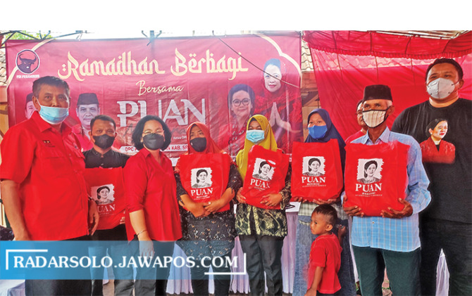 SOSIAL: Kader DPC PDIP Sragen membagikan beras ke warga miskin. (AHMAD KHAIRUDIN/RADAR SOLO)