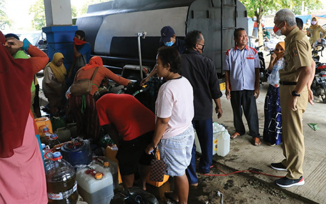 Gubernur Jateng Ganjar Pranowo meninjau distribusi minyak goreng curah ke pedagang di Pasar Relokasi Weleri Baru di Terminal Bahurekso, Kendal, Senin (11/4).