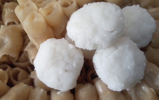 PAKAI FEELING: Gempol berbahan beras keras. Proses pembuatannya membutuhkan kesabaran agar bulatan tidak mudah ambyar. (IWAN KAWUL/RADAR SOLO)