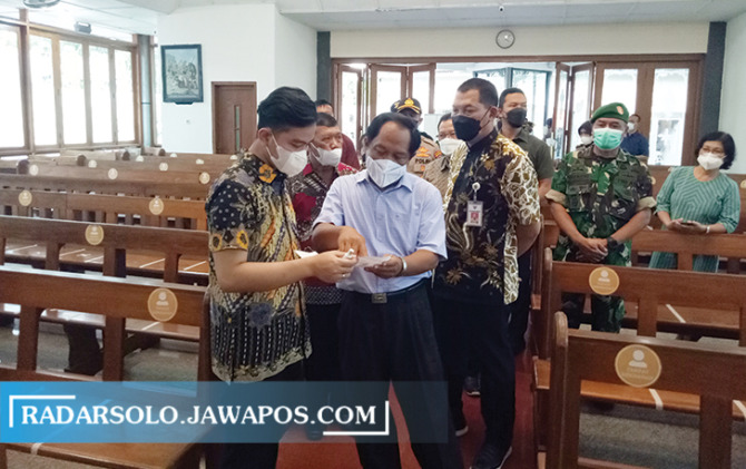 PANTAU LANGSUNG: Wali Kota Surakarta Gibran Rakabuming Raka bersama Wakil Wali Kota Surakarta dan jajaran TNI/Polri meninjau persiapan perayaan ibadah Paskah di Gereja  Katolik Santa Perawan Maria Regina, Purbowardayan, Selasa (12/4). (SILVESTER KURNIAWAN