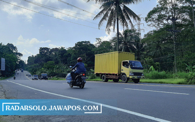 DALAM PANTAUAN: Kondisi jalan di Tanjakan Keboan, Ampel yang termasuk daerah rawan laka. (RAGIL LISTYO/RADAR SOLO)