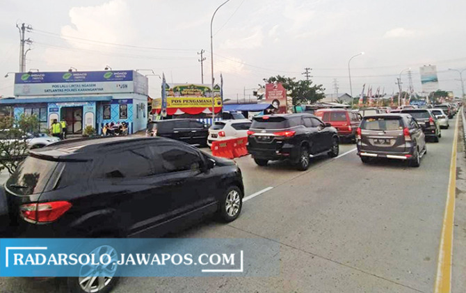SIAGA: Personel Polres Karanganyar memantau arus lalu lintas di pintu Tol Ngasem, Colomadu, Jumat (29/4). (RUDI HARTONO/RADAR SOLO)