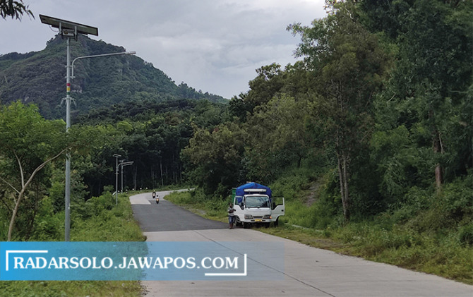 PECAH KEPADATAN: Roda dua dan truk melintas di jalan lingkar kota (JLK) belum lama ini. Infrastruktur ini merupakan salah satu akses alternatif bagi pemudik. (IWAN ADI LUHUNG/RADAR SOLO)