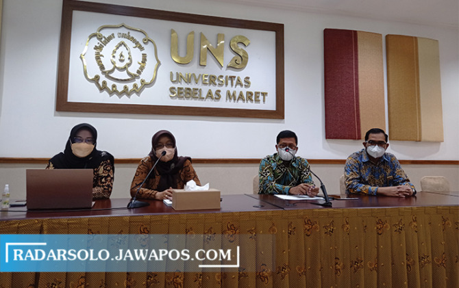KONVERSI: Penandatanganan kerja sama antara PLN dan UNS terkait pilot project pengalihan energi berbasis impor menjadi domestik, Kamis (28/4). (SEPTINA FADIA PUTRI/RADAR SOLO)