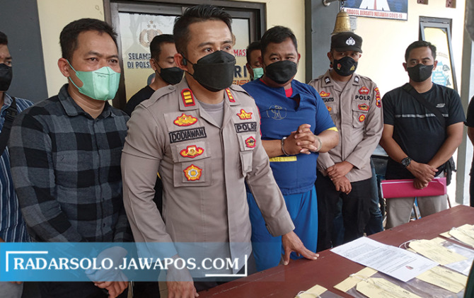 DIBONGKAR: Kapolsek Grogol AKP Dodiawan beri keterangan kasus pembobolan ATM, Jumat (22/4). (IWAN KAWUL/RADAR SOLO)