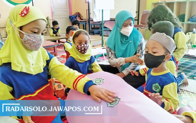 KREATIF: Siswa salah satu PAUD di Kota Solo membuat bedug dan kubah masjid dari barang bekas, belum lama ini. (SEPTIAN REFVINDA/RADAR SOLO)