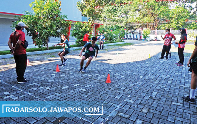 INTENSIF: Latihan ringan KKO SMAN 4 Surakarta, kemarin (18/4). (GERSON SETYO/RADAR SOLO)