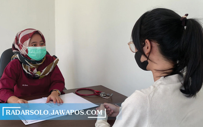 SOSIALISASI: Seorang pengunjung RS Indriati tengah mengakses layanan vaksin di Klinik Imunicare.  (RAGIL LISTYO/RADAR SOLO)