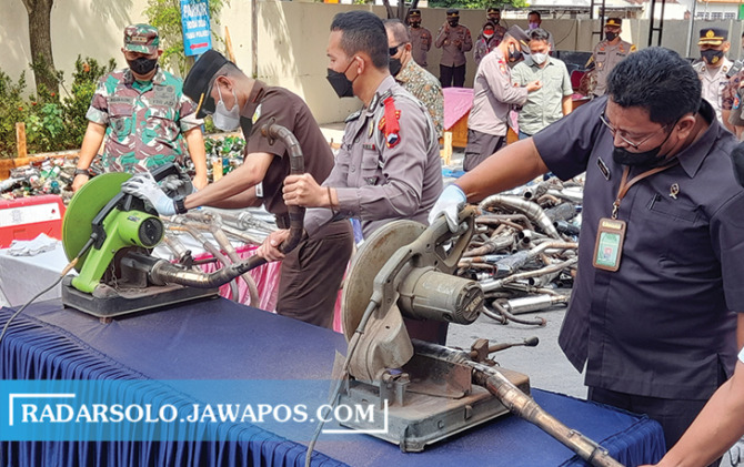 REDAM KEBISINGAN: Polres Karanganyar bersama forkompimda menggergaji knalpot hasil razia. (RUDI HARTONO/RADAR SOLO)