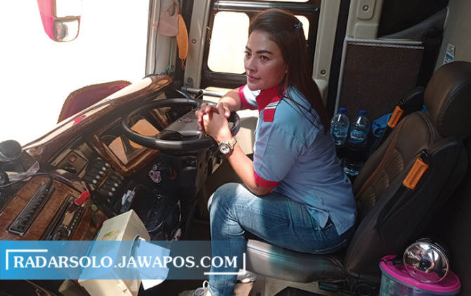 SRIKANDI TANGGUH: Liena Ozora di belakang kemudi bus di pool PO Agramas, Wonogiri Kota Senin (11/4). (IWAN ADI LUHUNG/RADAR SOLO)