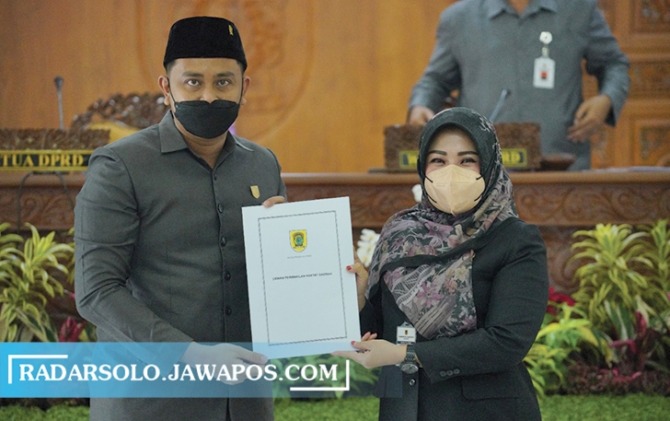 BERI MASUKAN: Ketua DPRD Klaten Hamenang Wajar Ismoyo menyerahkan catatan strategis terhadap LKPJ Bupati Klaten Tahun 2021 kepada Bupati Klaten Sri Mulyani. (ANGGA PURENDA/RADAR SOLO)