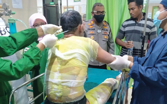 Pekerja bangunan yang tersengat listrik mendapat perawatan karena luka bakar serius.