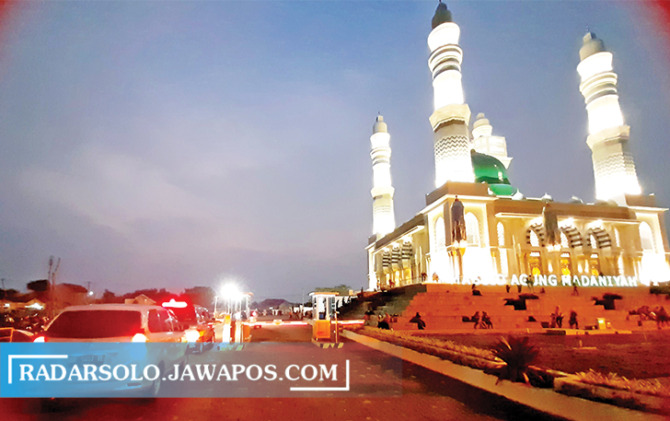 MEGAH: Nyala lampu Masjid Agung Madaniyah di malam hari terlihat terang. (RUDI HARTONO/RADAR SOLO)