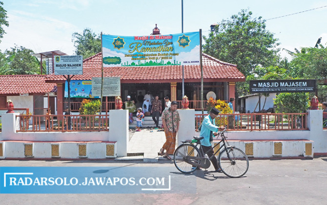MASJID TUA: Jamaah selesai ibadah di Masjid Majasem. (RENDY/RADAR SOLO)