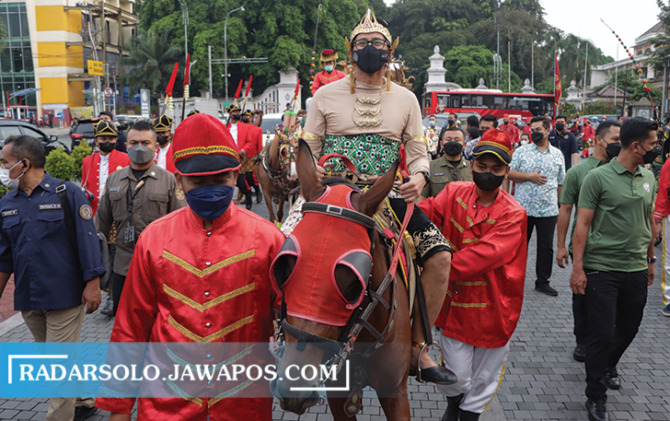 MERIAH: Menteri Pariwisata dan Ekonomi Kreatif Republik Indonesia, Sandiaga Salahuddin Uno ikut kirab Solo Menari dengan kostum wayang orang dan diarak naik kuda, Jumat (29/4). (M. IHSAN/RADAR SOLO)