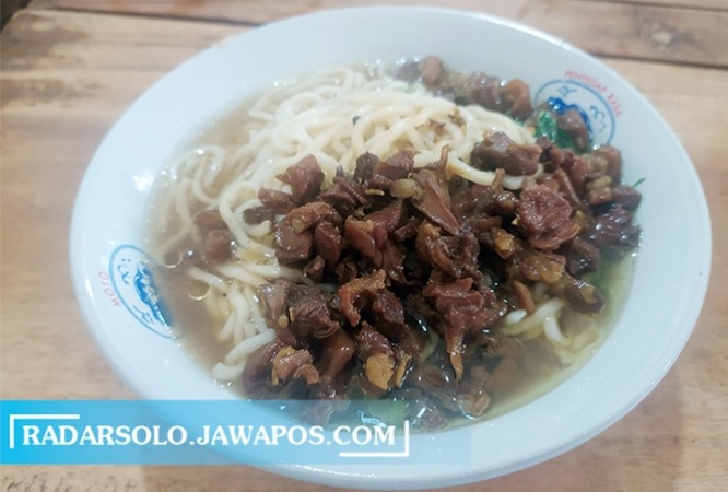 YUMMY: Mi ayam Wonogiri punya cita rasa khas yang gurih dan manis. (IWAN ADI LUHUNG/RADAR SOLO)