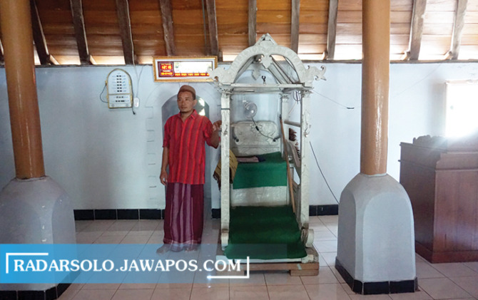 LANGKA: Mimbar tua di dalam Masjid Agung Kajoran yang pernah ditawar hingga 1 M. (ANGGA PURENDA/RADAR SOLO)
