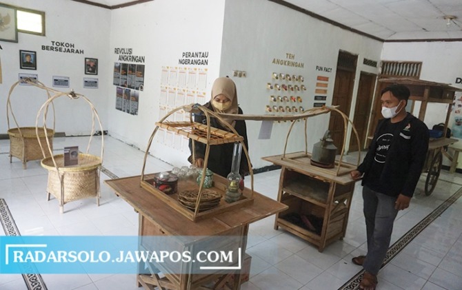 CIKAL BAKAL: Pengunjung mengamati dokumentasi dan peralatan angkringan di Museum Angkringan, Dusun Sawit, Desa Ngerangan, Kecamatan Bayat. (ANGGA PURENDA/RADAR SOLO)