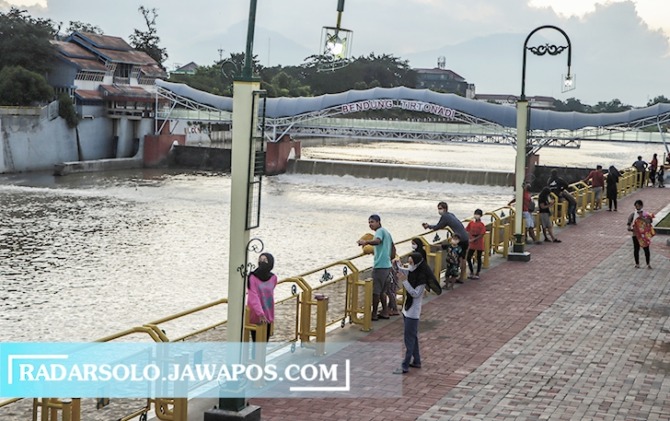 NGABUBURIT: Sejumlah warga menunggu waktu buka puasa sambil menikmati suasana di Taman Bendungan Tirtonadi. (M. IHSAN/RADAR SOLO)