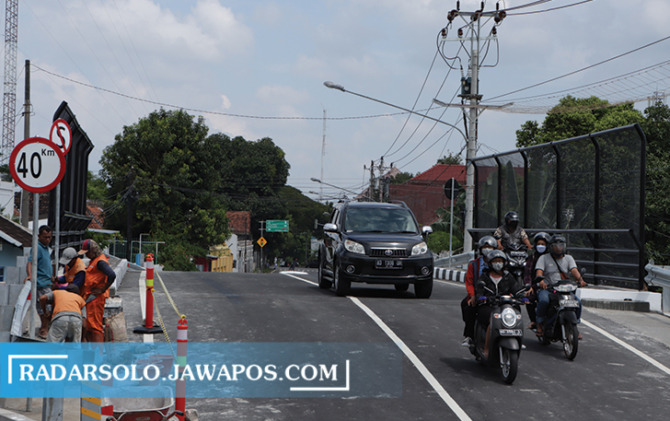 DALAM PEMANTAUAN: Kendaraan roda dua dan roda tiga mulai bisa melintasi Overpass Jalan DI Panjaitan Solo mulai kemarin. (M. IHSAN/RADAR SOLO)