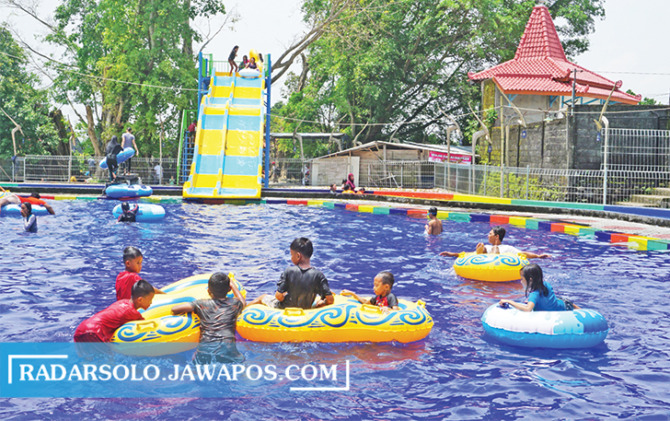 RAYAKAN PADUSAN: Ramainya pengunjung di Umbul Pelem, Desa Wunut, Kecamatan Tulung, Jumat (1/4). (ANGGA PURENDA/RADAR SOLO)