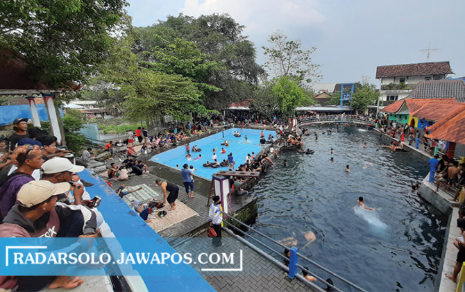 PADUSAN: Umbul Sungsang, Pengging, Banyudono dipadati pengunjung, Jumat (1/4). (RAGIL LISTIYO/RADAR SOLO)