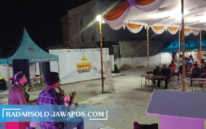 TUNGGU PEMBELI: Puluhan UMKM Karanganyar menggelar pasar Kaget Ramadan di timur Plasa Alun-Alun Karanganyar.  (RUDI HARTONO/RADAR SOLO)