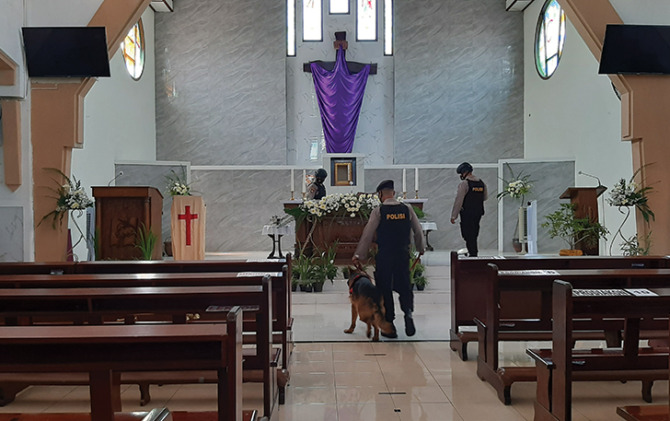Pengamanan Gereja HTB SP Maria, Boyolali Kota oleh jajaran Polres Boyolali. (RAGIL L/RADAR SOLO)