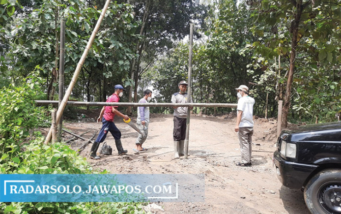 DITUTUP: Balai Pelestarian Situs Manusia Purba Sangiran memasang pagar larangan masuk di lokasi galian C di zona situs purbakala Sangiran, Desa Rejosari, Kecamatan Gondangrejo. (RUDI HARTONO/RADAR SOLO)