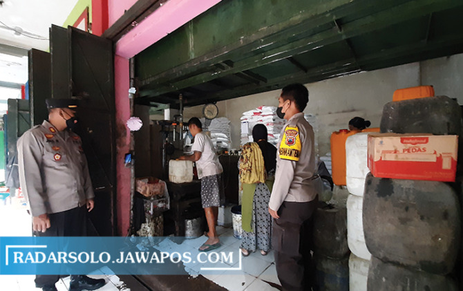 MULAI TERSEDIA: Antrean pembeli minyak goreng curah di Agen Toko Pasar Sunggingan, kemarin (20/4). Pasokan mulai lancar sejak minggu lalu. (RAGIL LISTIYO/RADAR SOLO)