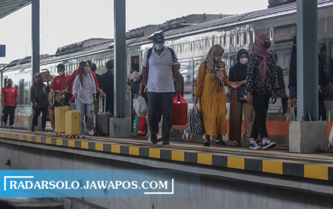 ANTISIPASI MUDIK: Geliat masyarakat untuk mudik Lebaran mulai terlihat di Stasiun Solo Balapan dengan banyaknya animo masyarakat pesan tiket Lebaran. (M. IHSAN/RADAR SOLO)