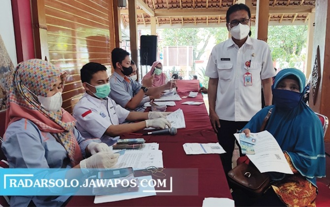 TERTIB: Penyaluran BLT migor di pendapa Kecamatan Wonogiri Kota, Rabu (13/4). (IWAN ADI LUHUNG/RADAR SOLO)