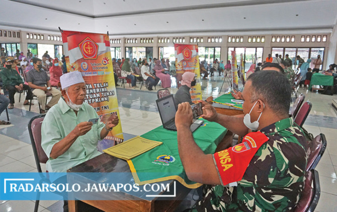 PERDANA: Penyaluran bantuan kepada PKL dan pemilik warung di Gedung Sunan Pandanaran RSPD Klaten. (ANGGA PURENDA/RADAR SOLO)