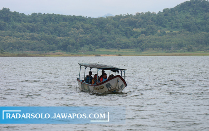 UTAMAKAN KESELAMATAN: Perahu wisata Waduk Gajah Mungkur ramai wisatawan saat libur Lebaran. (IWAN ADI LUHUNG/RADAR SOLO)