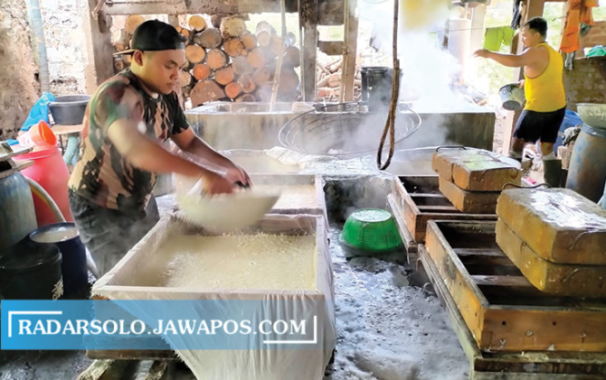 PEKERJA KERAS: Perajin tahu di Desa Urutsewu, Ampel, Boyolali tengah mengerjakan produksi buatannya. (RAGIL LISTYO/RADAR SOLO)