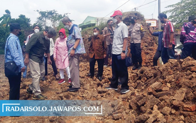 RESPONS CEPAT: Bupati Sukoharjo Etik Suryani (jilbab merah) bersama Dirjen Kebudayaan Kemendikbudristek Hilmar Farid cek kerusakan bekas Benteng Baluwarti, Keraton Kartasura di Kartasura, Sukoharjo, kemarin (24/4). (IWAN KAWUL/RADAR SOLO)