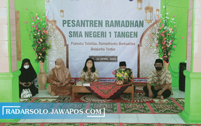 TOLERANSI BERAGAMA: Kepala SMAN 1 Tangen Maria Magdalena Sri Rahayu (tengah) buka pesantren Ramadan di sekolah setempat, kemarin (20/4). (AHMAD KHAIRUDIN/RADAR SOLO)
