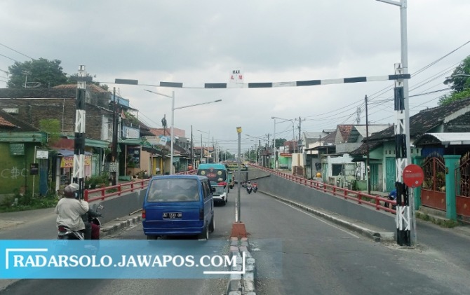 SERING DITEROBOS: Portal batas ketinggian kendaraan di Underpass Makamhaji. (IWAN KAWUL/RADAR SOLO)