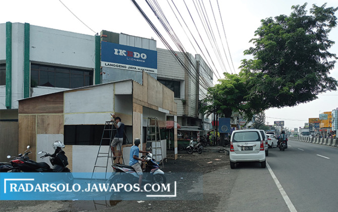 PERSIAPAN: Pos Pelayanan dan Pengamanan Mudik 2022 di depan Terminal Lama Kartasura mulai dibangun, Selasa (19/4). (IWAN KAWUL/RADAR SOLO)