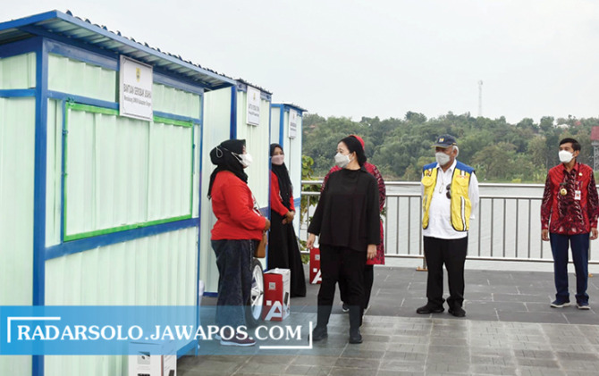DIRESMIKAN: Puan Maharani usai meresmikan obyek wisata New Kemukus di Sumberlawang, Sragen. (AHMAD KHAIRUDIN/RADAR SOLO)